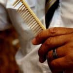 barbiere - dettaglio mano pettine e cravatta