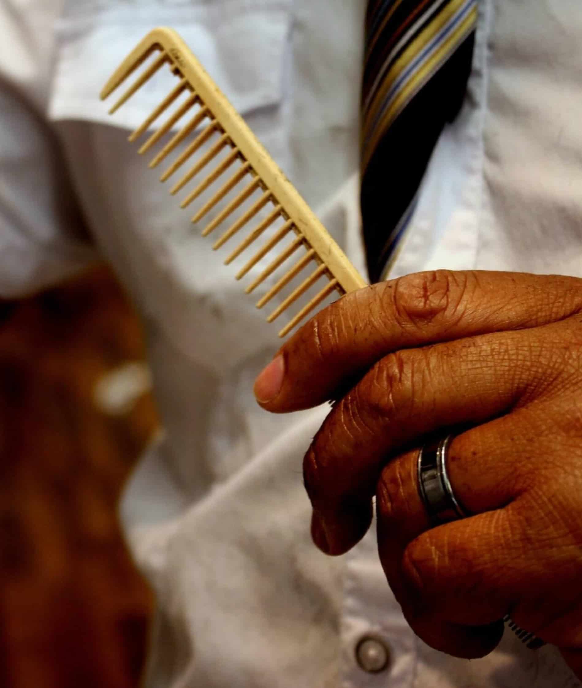 barbiere - dettaglio mano pettine e cravatta