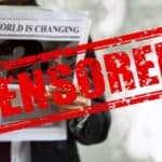 lettore di giornale con scritta CENSORED