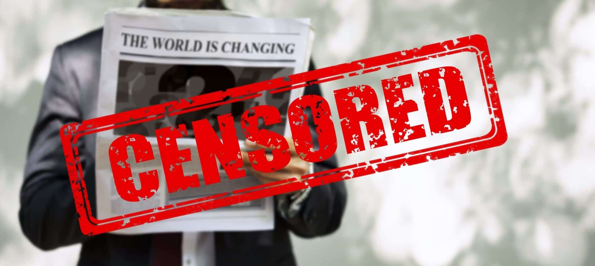 lettore di giornale con scritta CENSORED