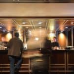 persone al bancone del pub