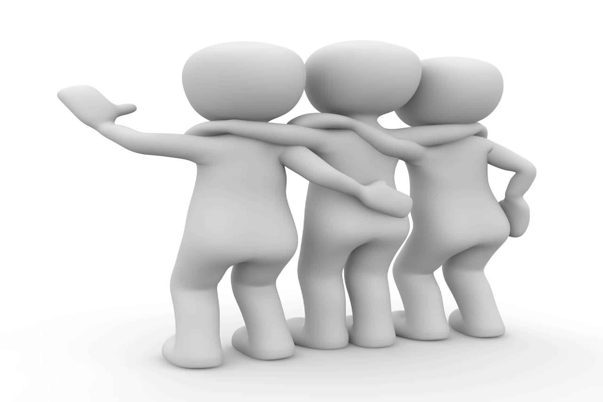 tre pupazzetti che si abbracciano