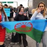 Manifestazione con bandiera Nazione Rom