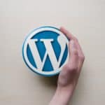 mano che abbraccia logo WordPress