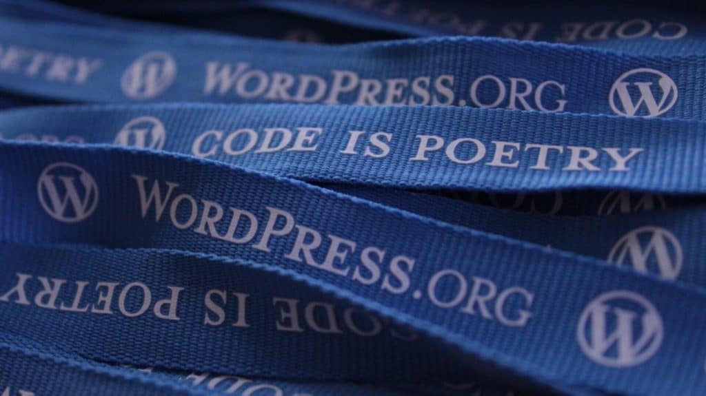 nastri con scritta "code is poetry" e logo WordPress