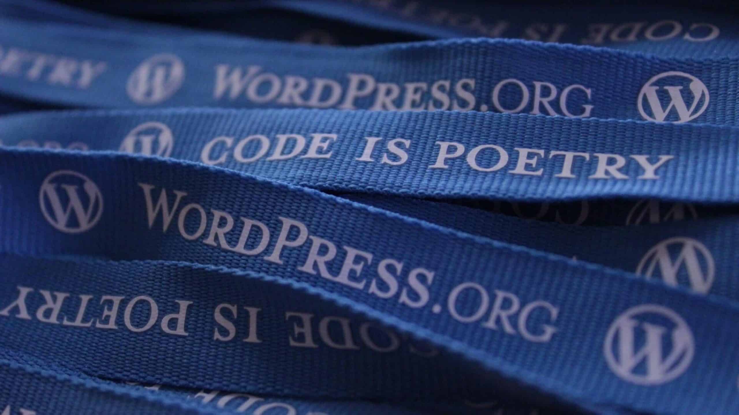 nastri con scritta "code is poetry" e logo WordPress