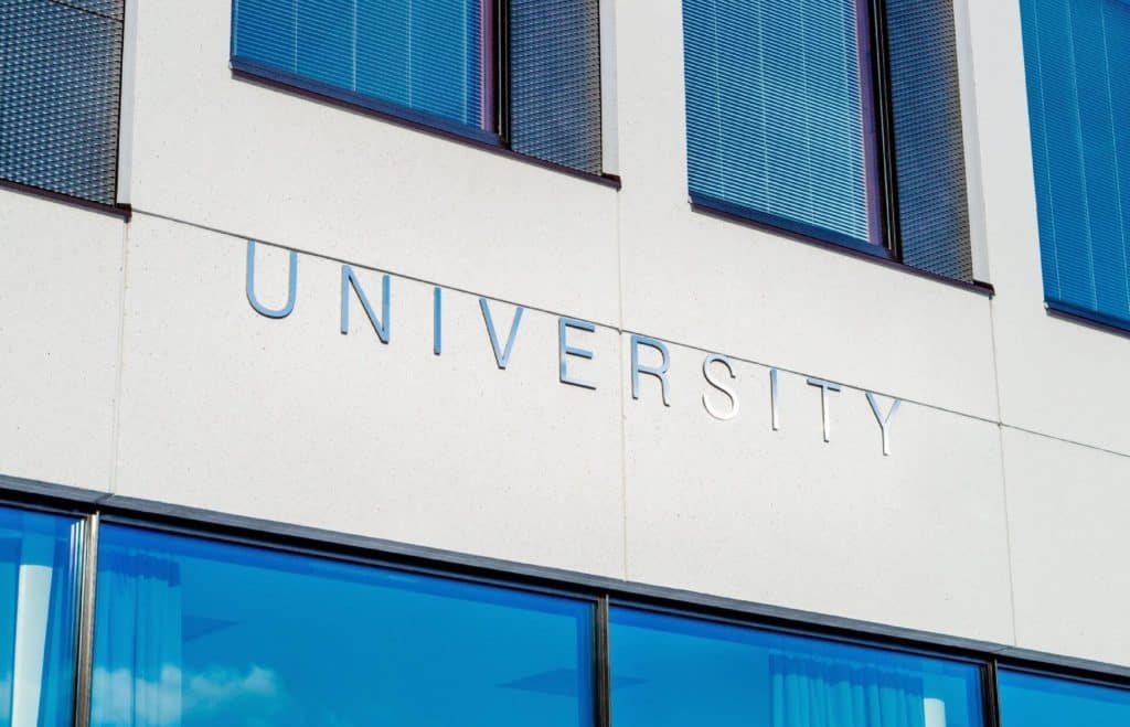 faciata con scritta "University"