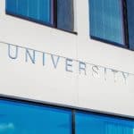 faciata con scritta "University"