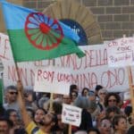 manifestazione contro il razzismo con bandiera nazione Rom 27.06.2018