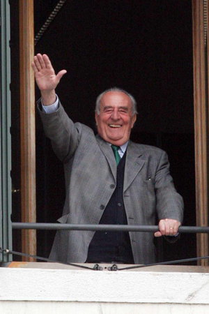 gentilini fa saluto fascista dal suo ufficio