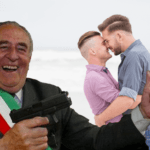 gentilini impugna una pistola contro due ragazzi che si baciano