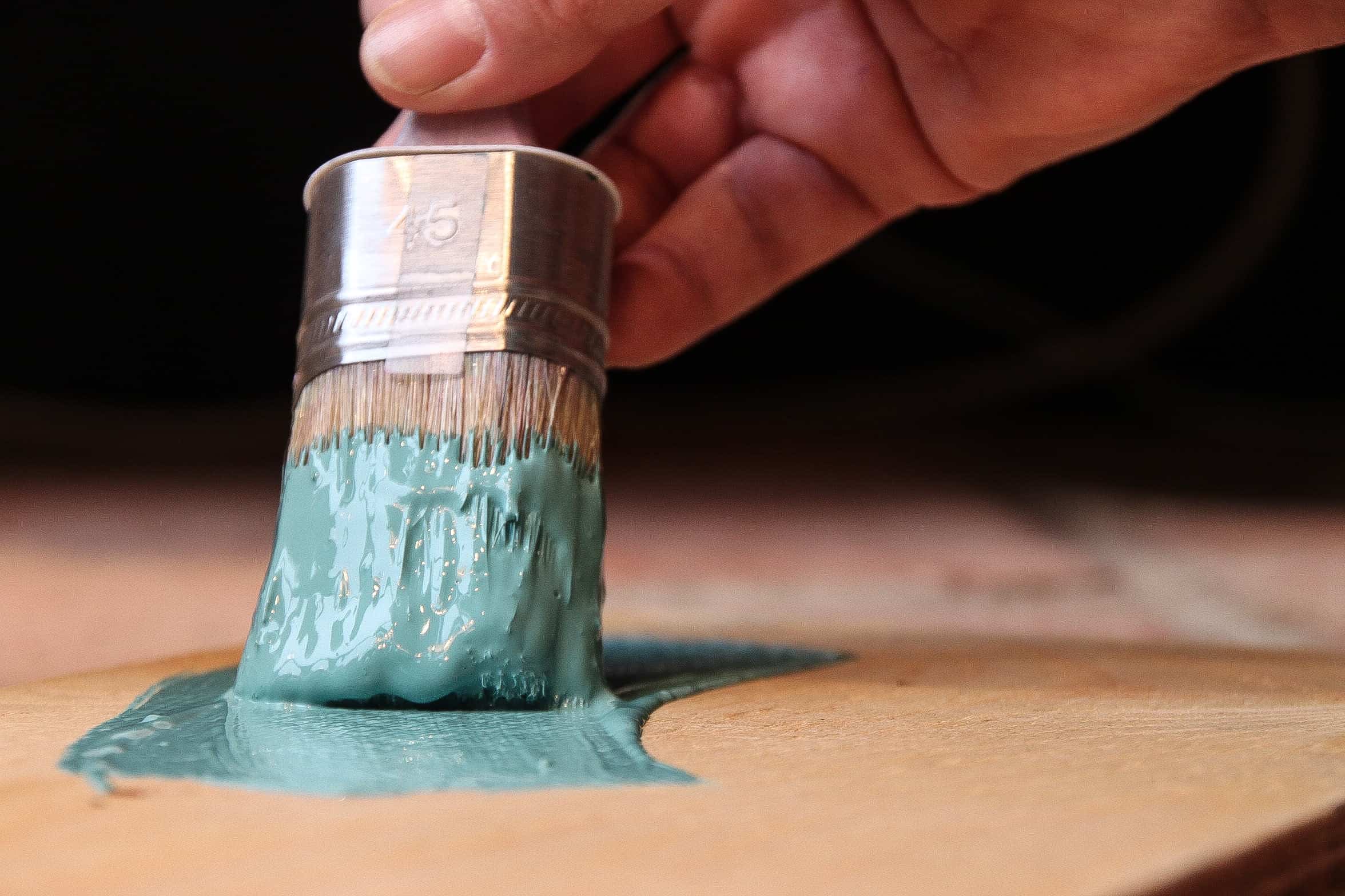 pennello con vernice