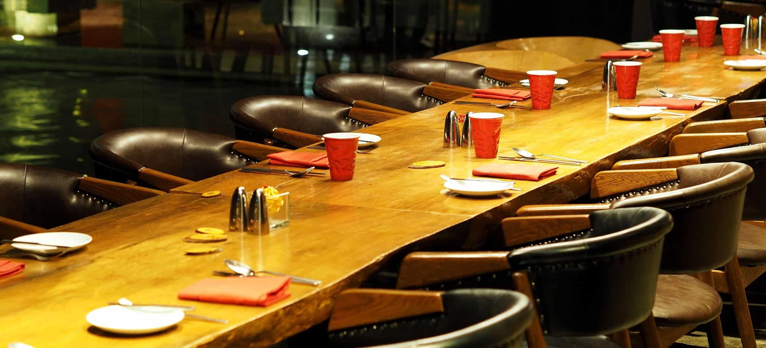 lungo tavolo apparecchiato