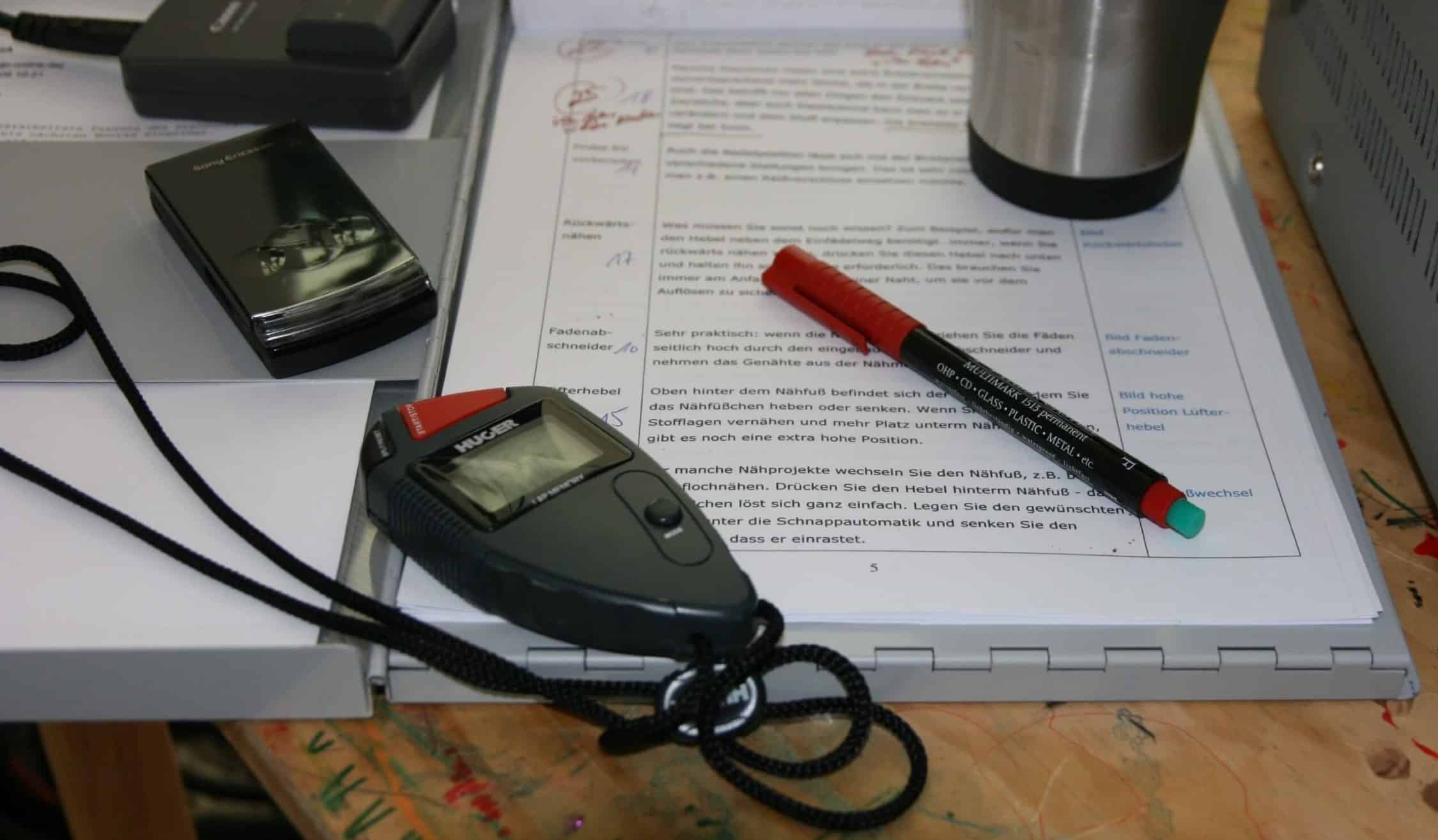 copione, cronometro, telefono, pennarello