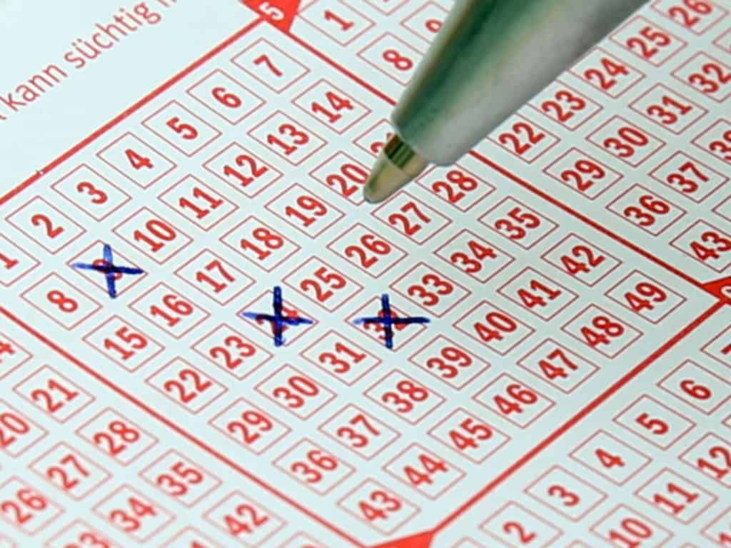 schedina lotto con tre numeri selezionati
