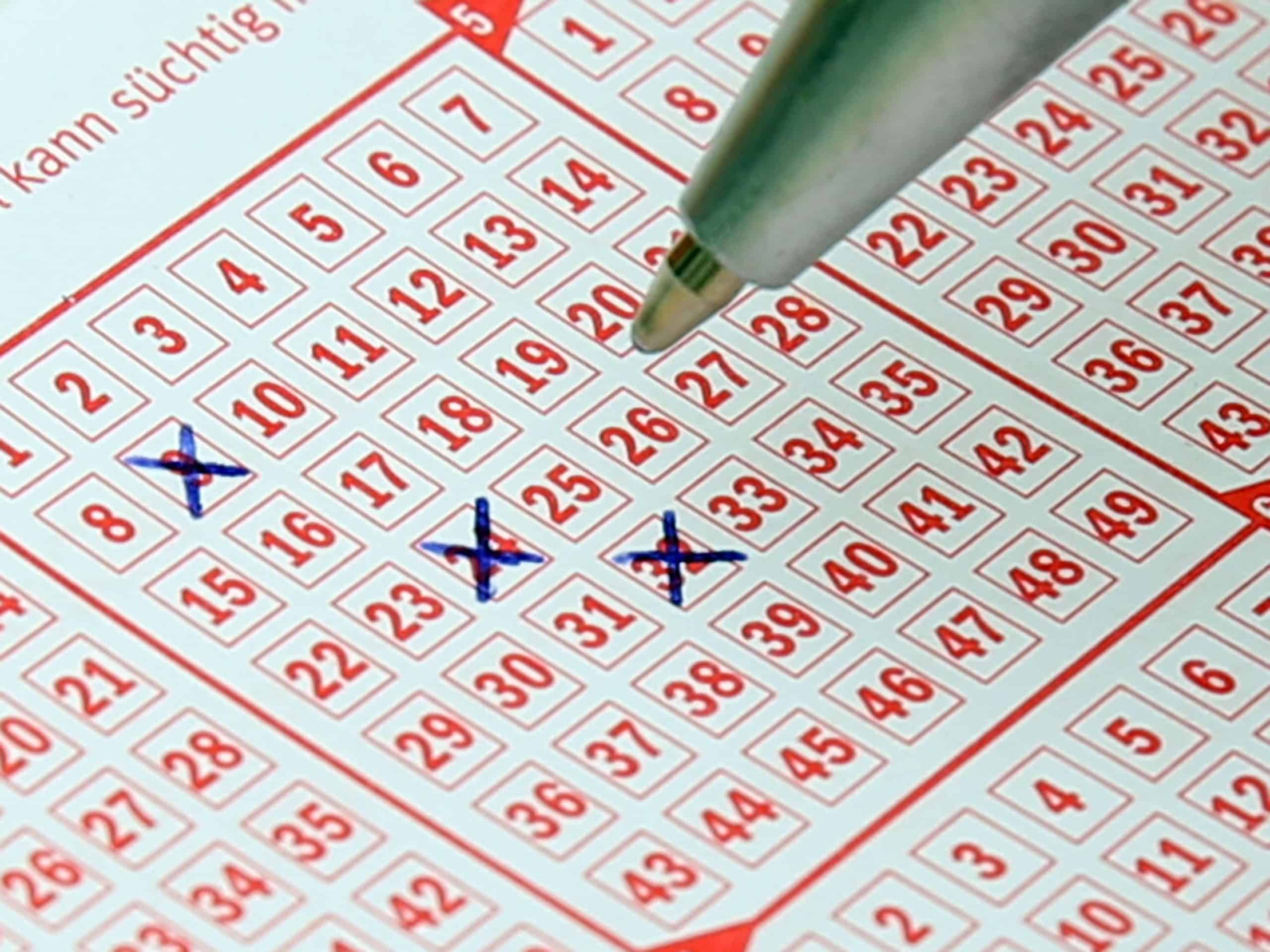 schedina lotto con tre numeri selezionati
