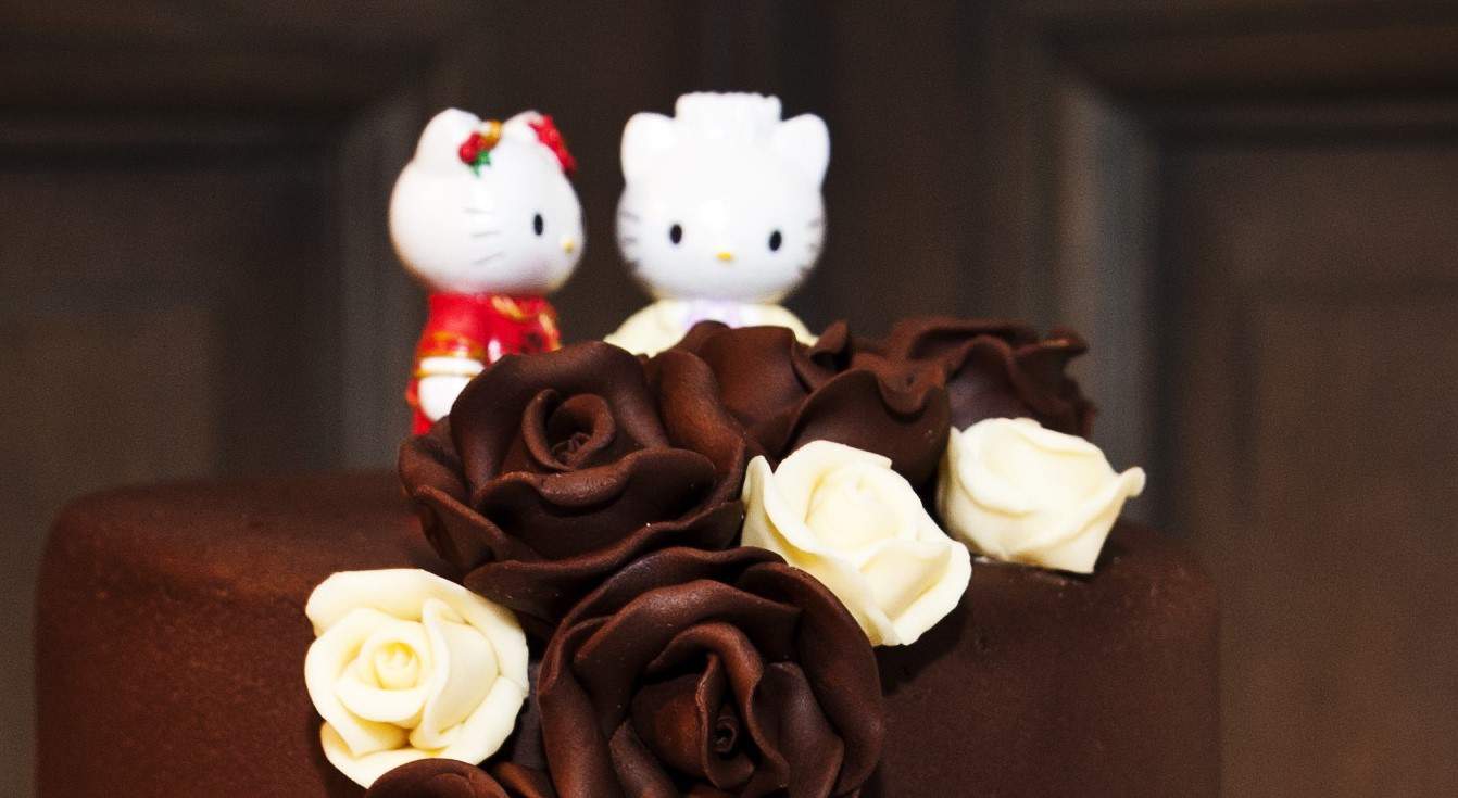 due orsetti di zucchero su torta