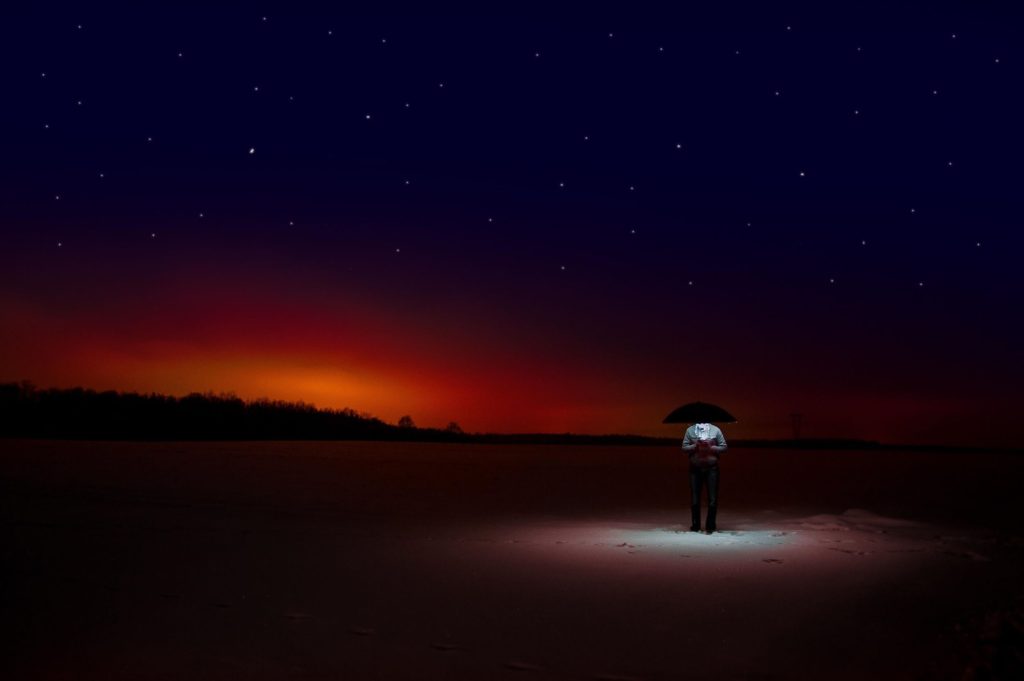 paesaggio notturno con uomo e ombrello