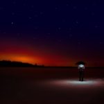 paesaggio notturno con uomo e ombrello