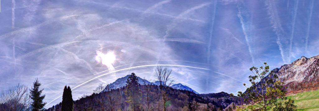 monti e cielo con scie di condensa