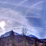 monti e cielo con scie di condensa