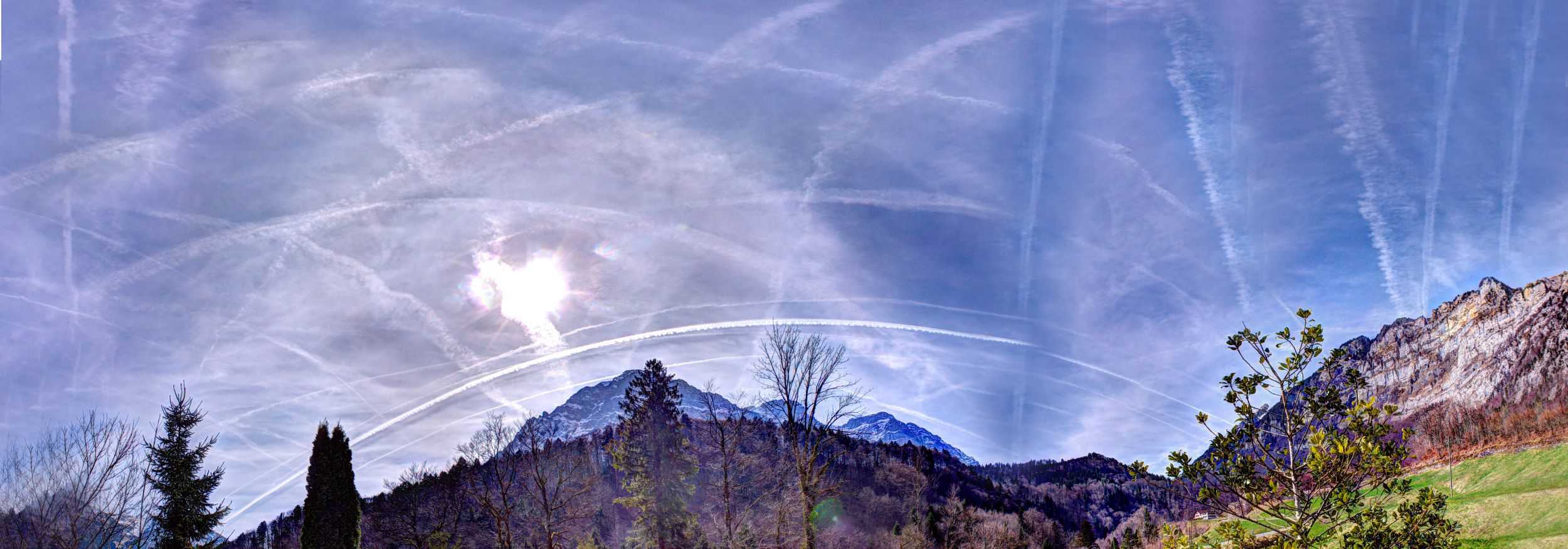 monti e cielo con scie di condensa