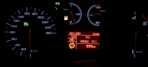cruscotto acceso della Giulietta con 999 km percorsi