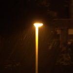 lampione acceso di notte con pioggia