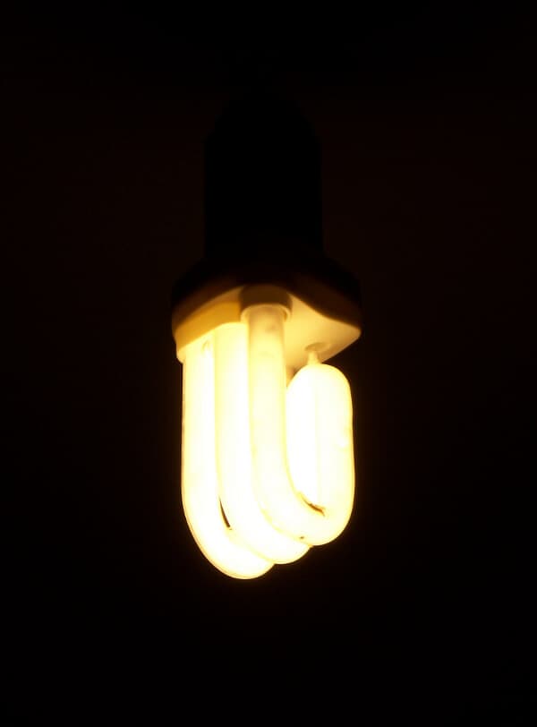 lampadina accesa nel buio