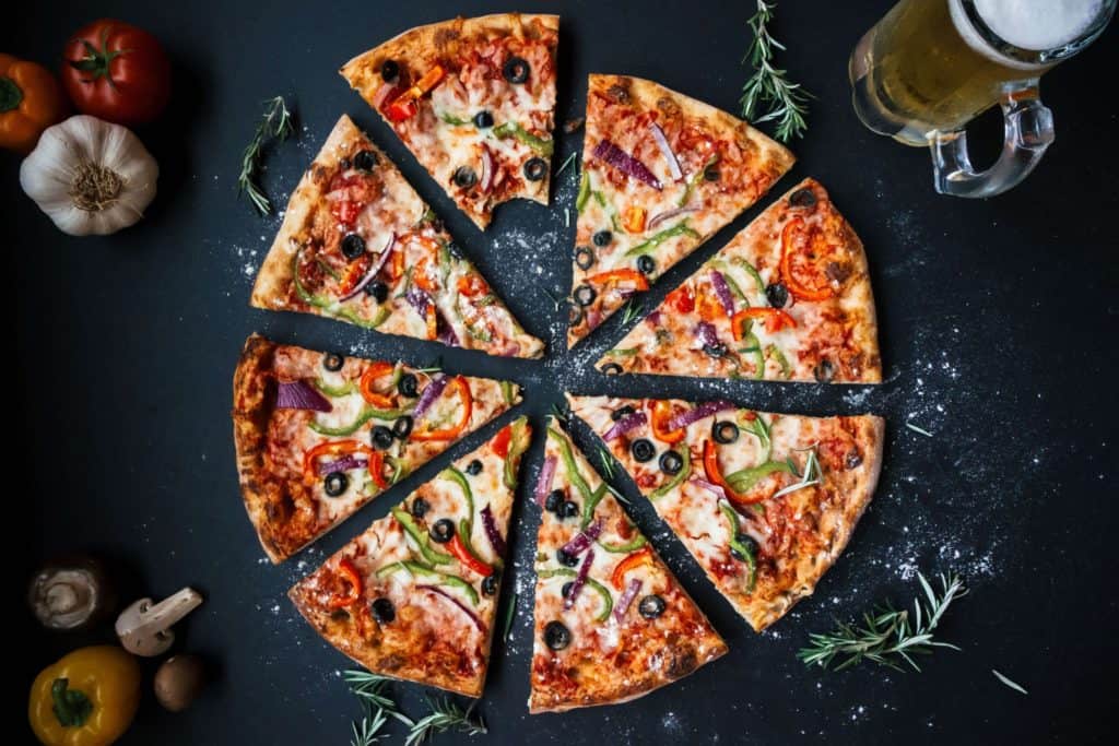 pizza tagliata a spicchi