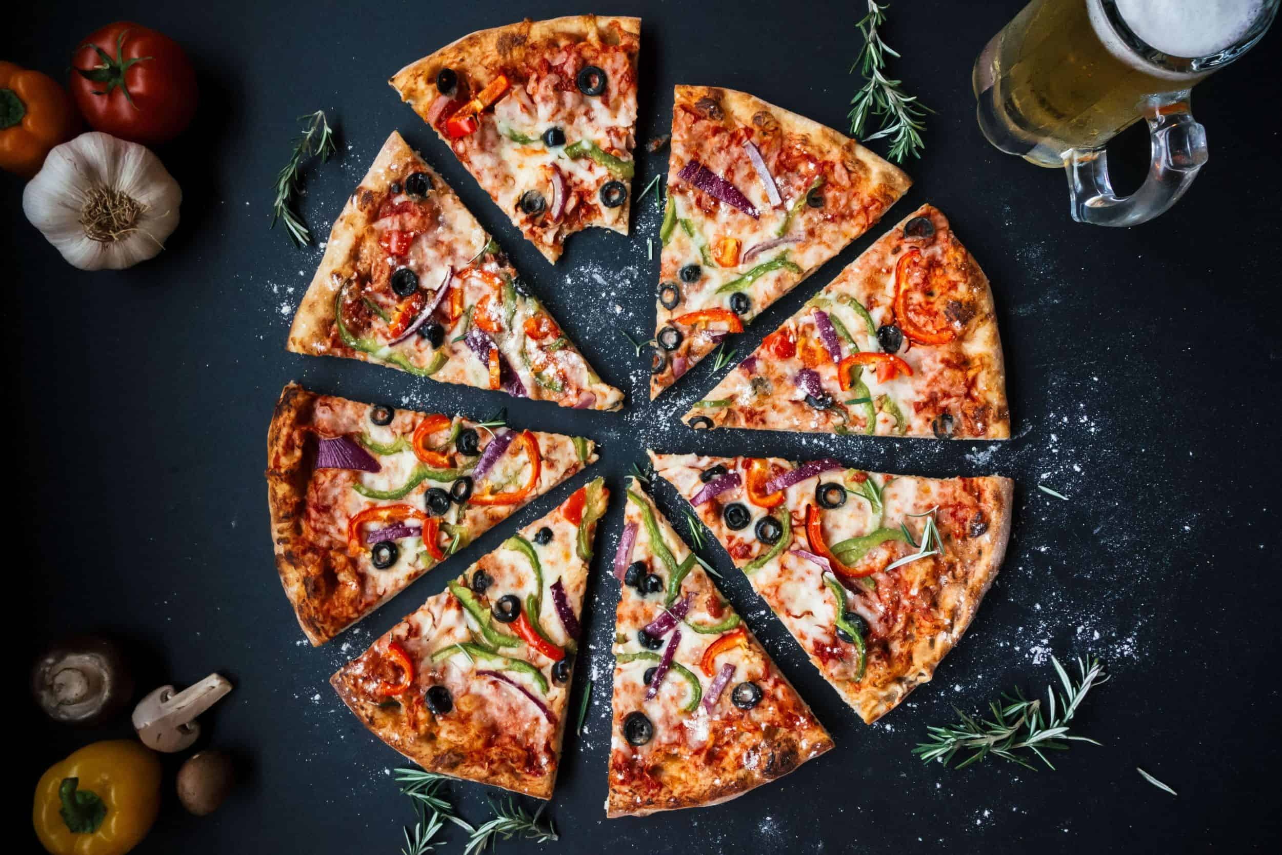 pizza tagliata a spicchi