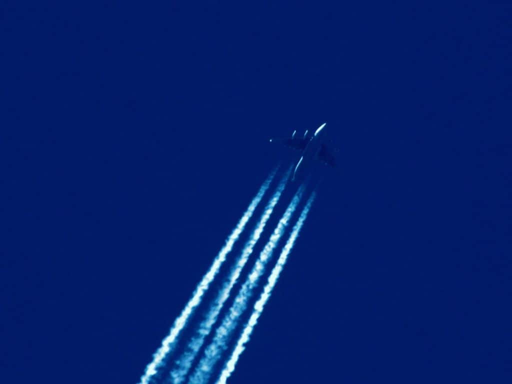 aereo con scie di condensa