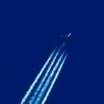 aereo con scie di condensa