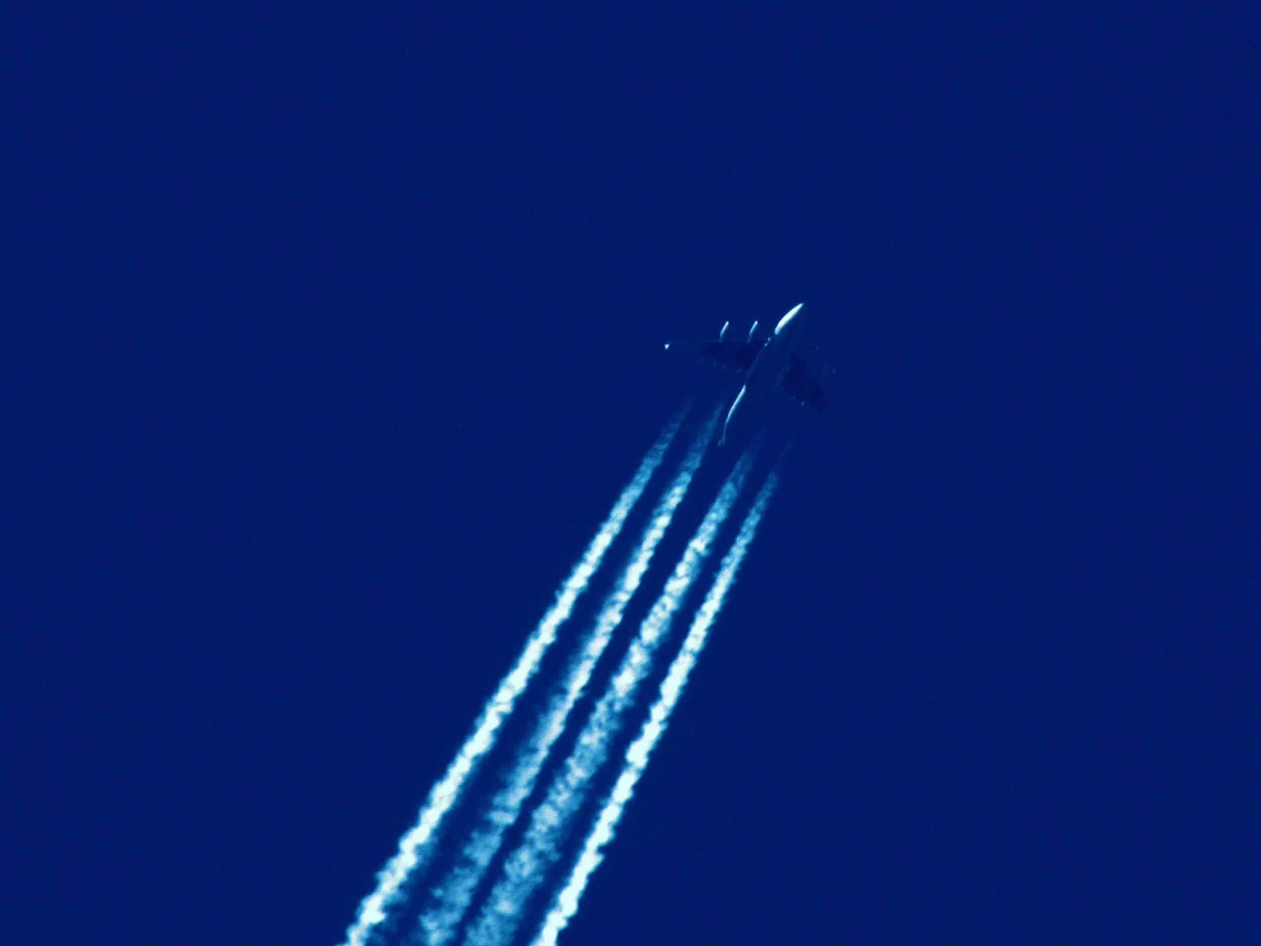 aereo con scie di condensa
