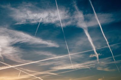cielo velato da scie di condensa