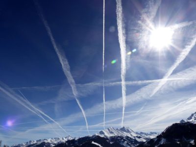 cielo velato di scie di condensa