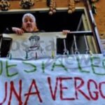 La scritta "Questa lega è una vergogna" esposta da un balcone di Napoli