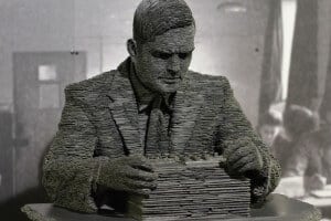 Statua di Alan Turing presso il Bletchley Park Museum. Foto di Duane Wessels 