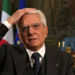 Sergio Mattarella che si sistema i capelli